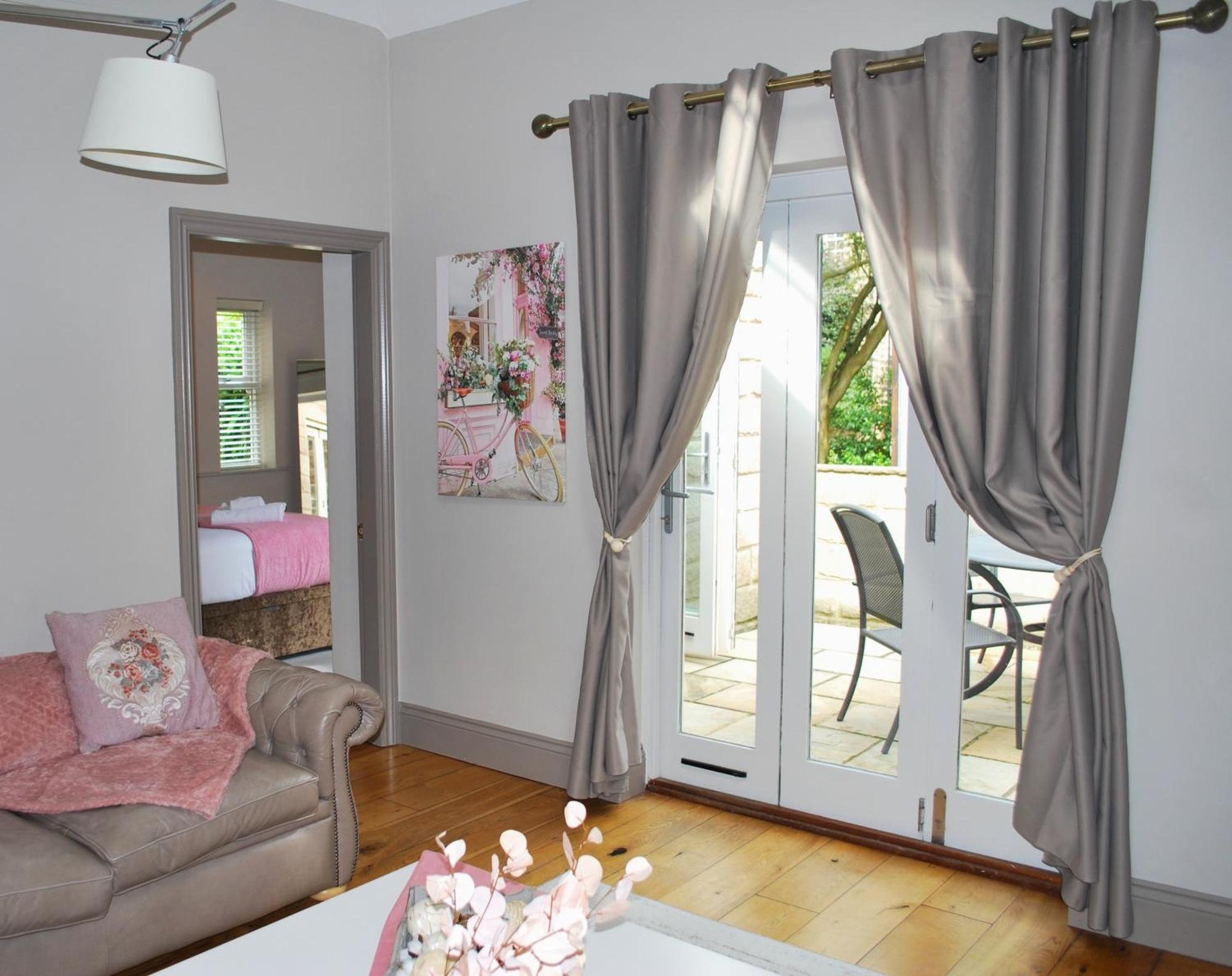 The Lawrance Luxury Aparthotel - הרוגייט מראה חיצוני תמונה